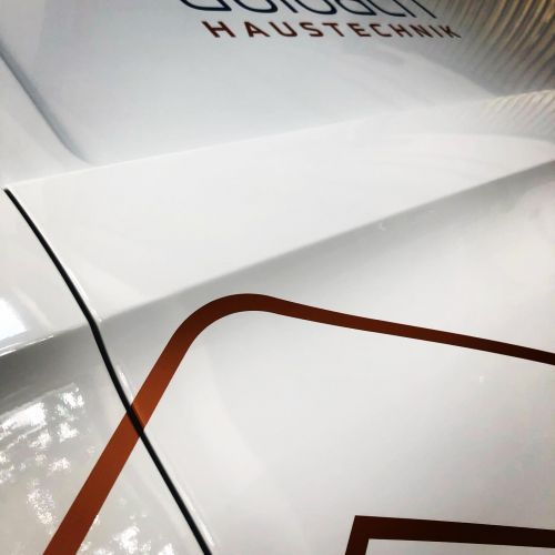 Aulbach Haustechnik Logo Ausschnitt Nahaufnahme auf weißem Fahrzeug