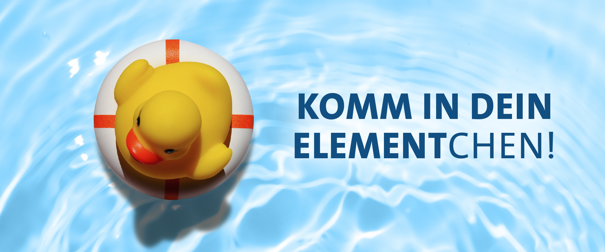 Gelbe Gummiente schwimmt auf dem Wasser mit Rettungsring