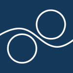 Wir sehen auf blauem Hintergrund ein stilisiertes Blatt Papier zwischen 2 Farbwalzen. Symbol für Gestaltung von Anzeigen, Flyern, Postern, Mailings.