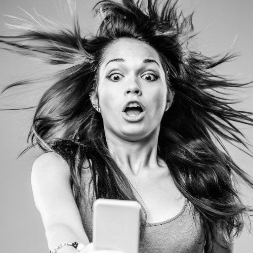 Frau Speed Haare Wind staunen