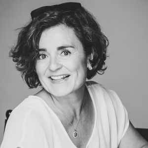 Das Schwarz-Weiß Foto zeigt Dr. Petra Kittner. Spezialistin für zielgruppengerechte Kommunikation im Bereich Medizin und Gesundheit im Allgemeinen.