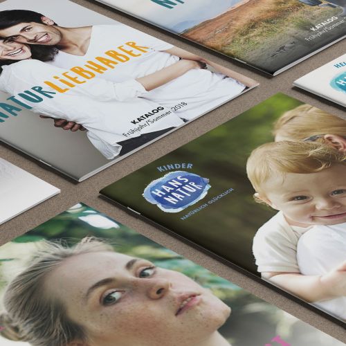 Verschiedene Titelseiten Kataloge Hans Natur Nahaufnahme