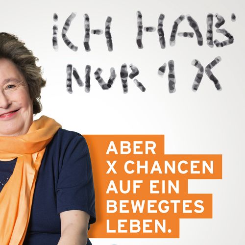 Frau lächelt: Ich hab' nur 1 X aber X Chancen auf ein bewegtes Leben.